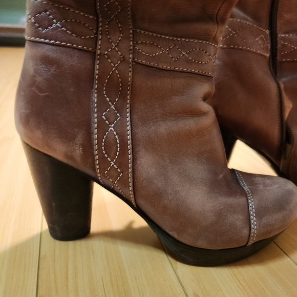 Brown leather boots - Picture 4 of 6